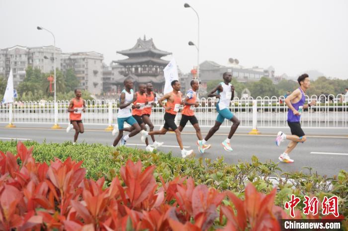 春意盎然的桂林城迎来国际级马拉松,三万名海