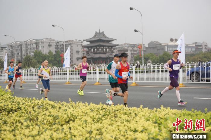 春意盎然的桂林城迎来国际级马拉松,三万名海