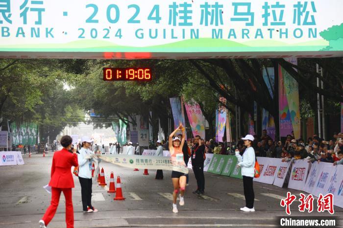 春意盎然的桂林城迎来国际级马拉松,三万名海