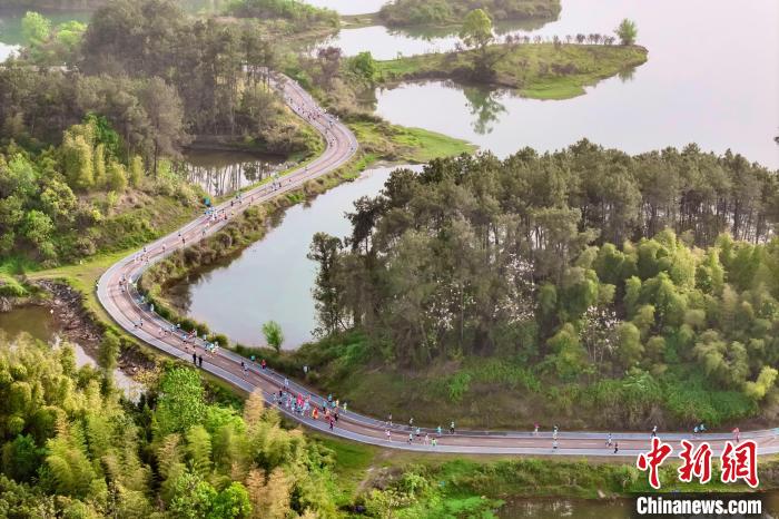 2025重庆大足龙水湖半程马拉松沙正友程利红夺冠