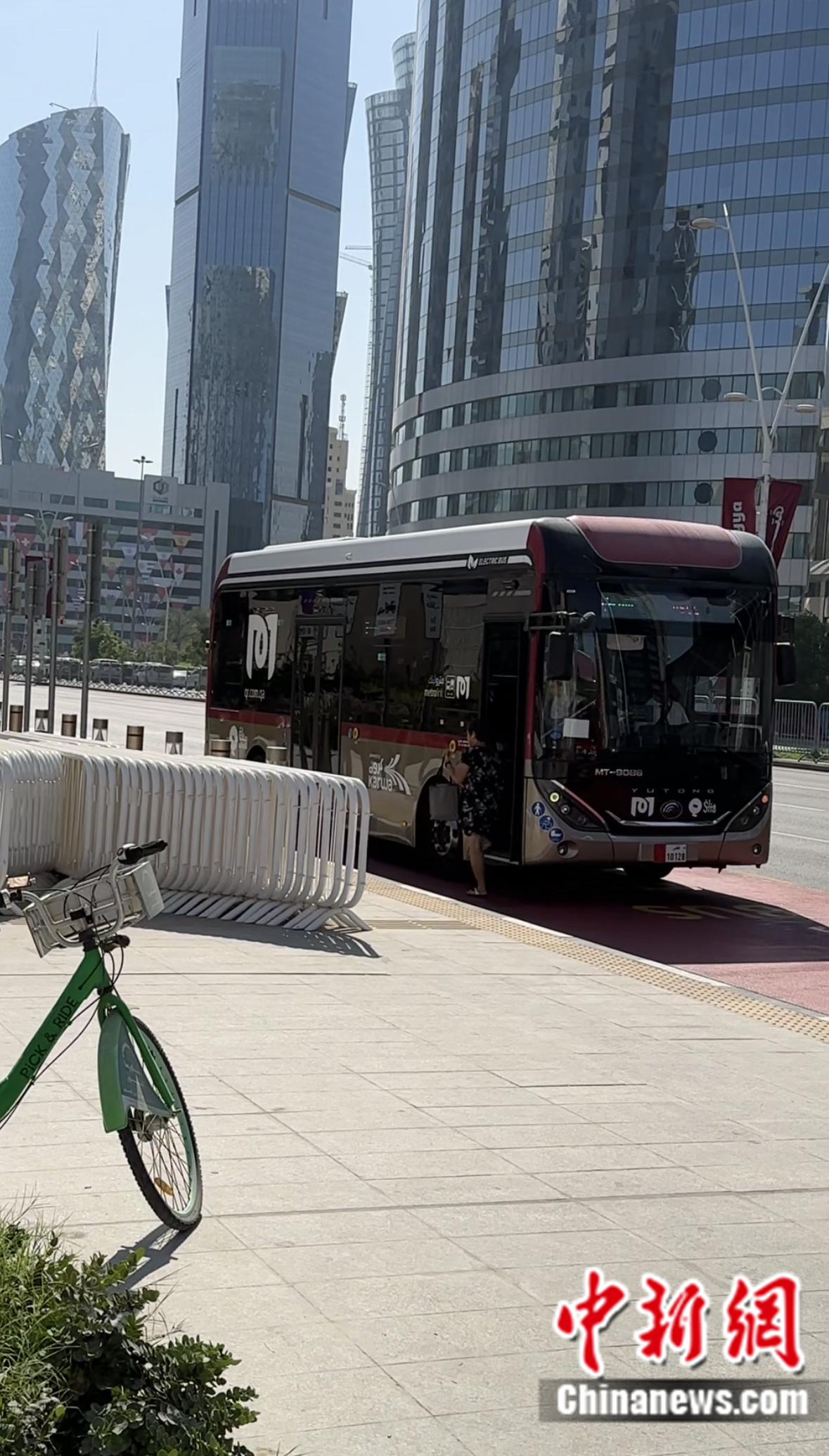 中国电动公交亮相多哈街头 卡塔尔世界杯呈现中