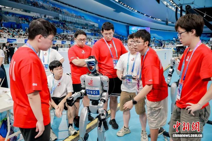 双足人形机器人突破服务场景“最后10厘米”操作