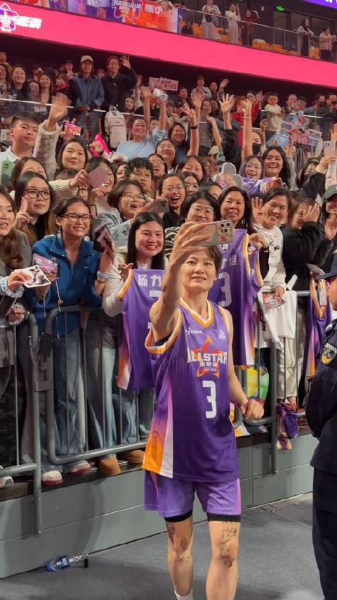 WCBA全明星正赛杨力维主持公益活动捐赠引关注