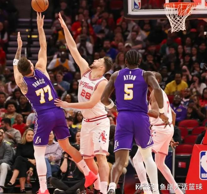 詹姆斯30+东契奇40+湖人罚球低效惨败火箭